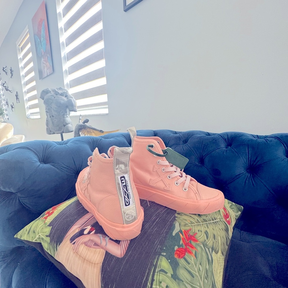 Great sneakers Off white. 100% original. Perfect condition.